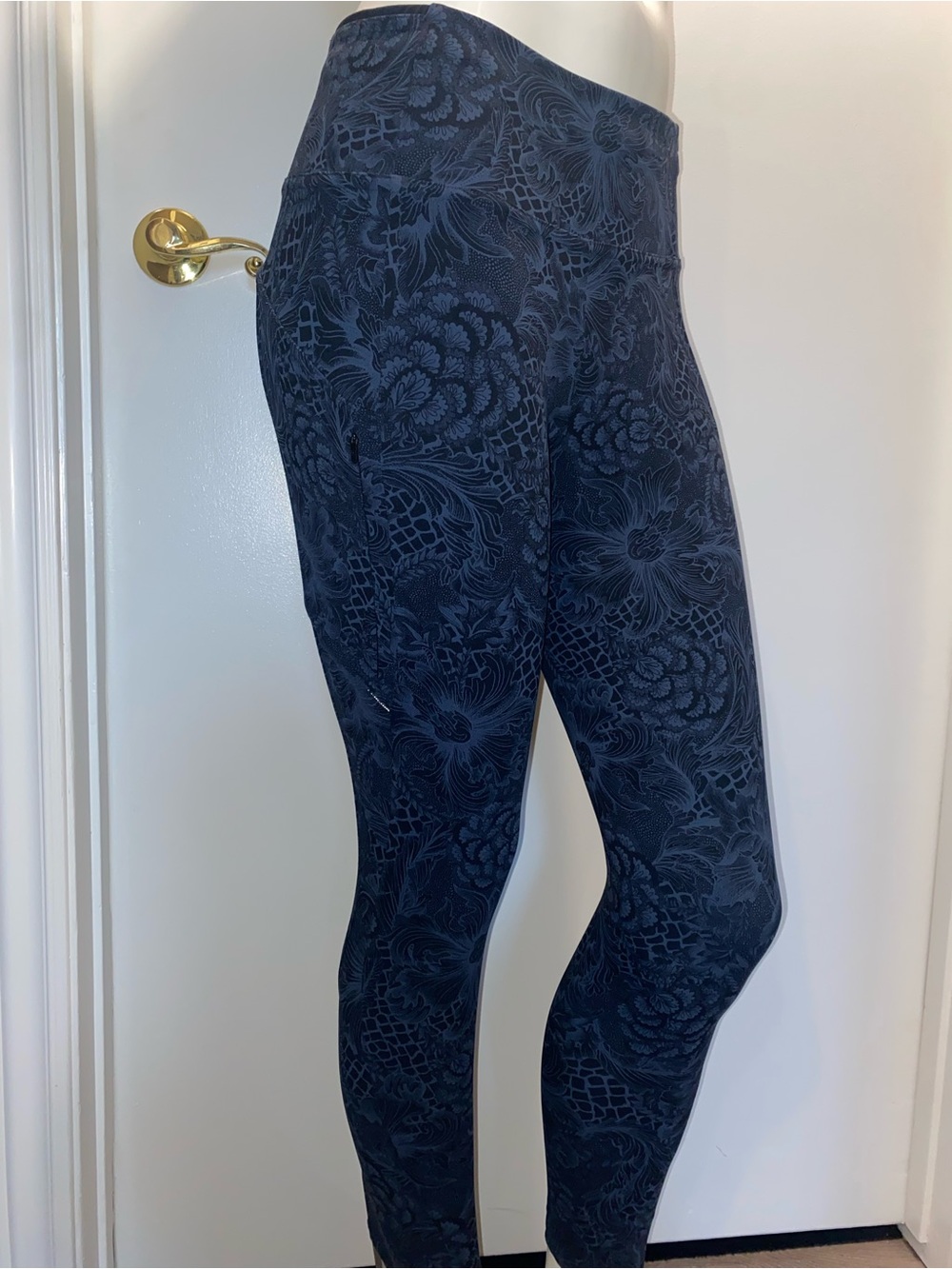 lululemon lulus athletica Greyish Blue Floral-Print Pants